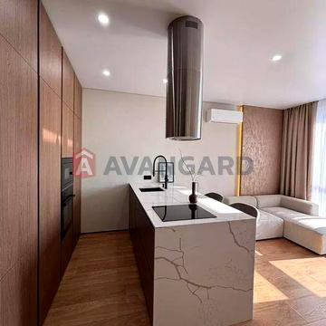 Продам ЖК Маршал ,ремонт ,средний этаж ЖК Маршал