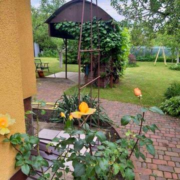 Двоповерховий будинок з ремонтом, газове опалення, сад.