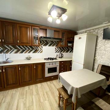 2-х кімн. квартира з гаражем та окремим двором.