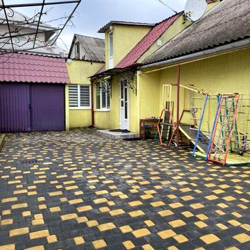 1/2 будинку, дві роздільні кімнати, власний двір та гараж.