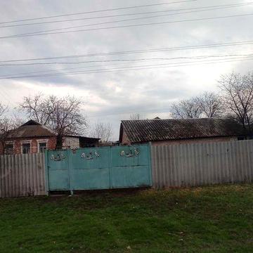 Будинок, в центрі села, гарне розташування для проживання