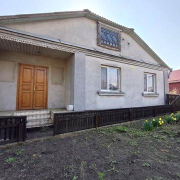 Будинок з літнею кухньою на горбочку біля річки!