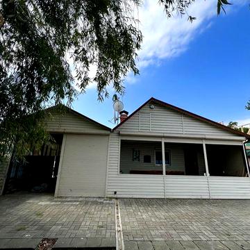 Продаж причалу №3 біля Робінзона з трьома будиночками!