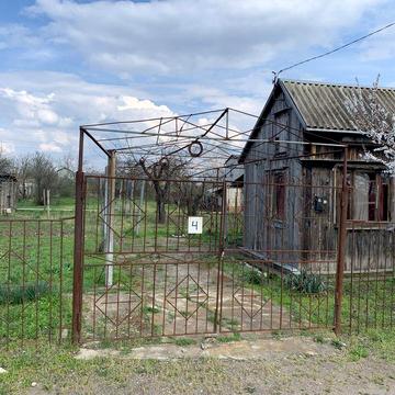 дачний участок з будиночком