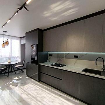 Будинокз підземним паркінгом у центі поблизу парку