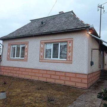 3-Х КІМНАТНИЙ будинок у ХОРОШОМУ ЖИТЛОВОМУ СТАНІ на Берегівщині (село Оросієво), ІНДИВІДУАЛЬНЕ ГАЗОВЕ ОПАЛЕННЯ, ВЕЛИКА ДІЛЯНКА, 2 гаражі, підвал