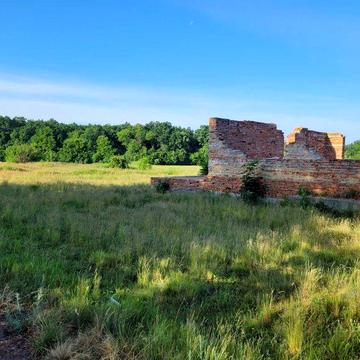 Продам ділянку з недобудованим  Будінком - коло лісу. В селі Нові Обіходи.