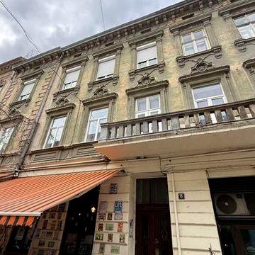 Продаж ексклюзиву біля Оперного театру на кривій липі