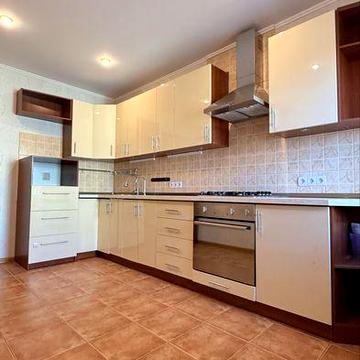 Простора три кімнатна кварира в самому центрі міста