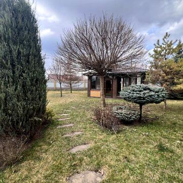 Продаж сучасного будинку з доглянутою територією та зоною відпочинку