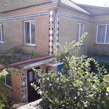 Продається цегляний двоповерховий будинок неподалік міста.