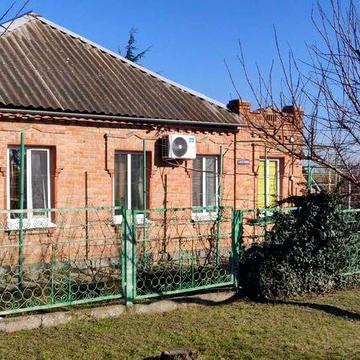 приватний будинок з приватизованою землею з автомайстернею