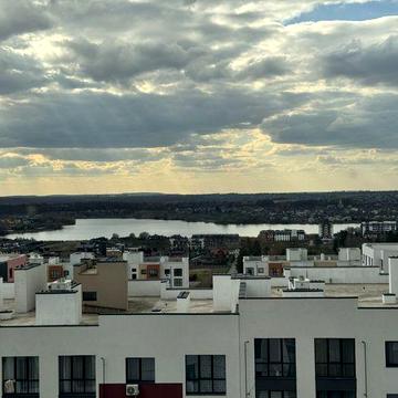 Продаж! Трьохкімнатна квартира на Щасливому з виглядом на Озеро