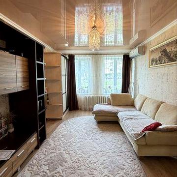 Продам светлую ,  трехкомнатную квартиру на 1 этаже, сталинка!!!