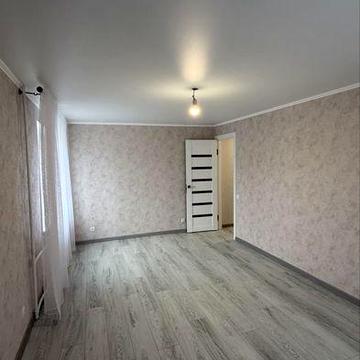 Продам двухкомнатную квартиру с ремонтом , 1 этаж, в центре, свой дворик!!