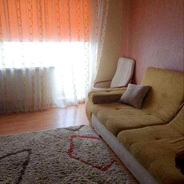 Затишна 3-к квартира (64 м²) з частковим меблюванням