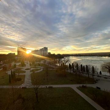 Оренда Великоі 3к квартири Цент з шикарним краєвидом на Озеро та Парк.