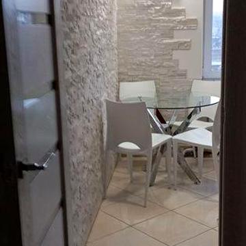 Продам двокімнатну квартиру в центрі міста (Площа Попова)