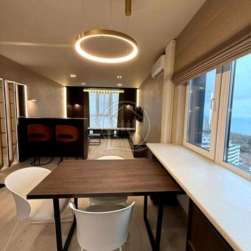 Літературна вул., 10-Б