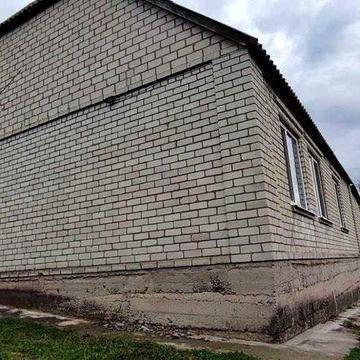 Добротний цегляний будинок у мальовничому місці. с. Бедряги (Буди)