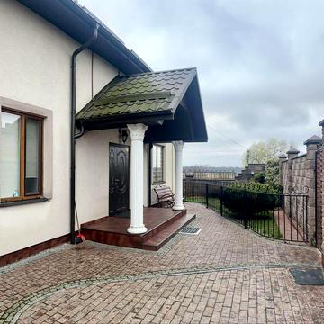 Продаж будинку з ремонтом на околиці міста