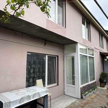 Квартира на землі з ремонтом | Власна альтанка та мангал