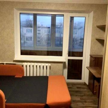 Здам 1-кімнатну квартиру (комунальна) біля метро.