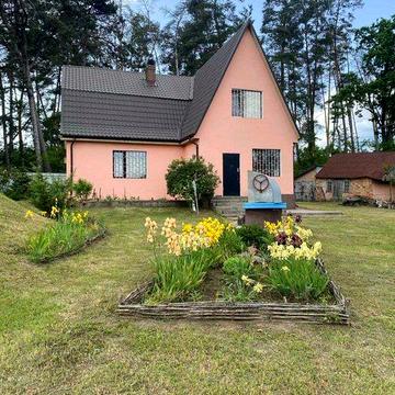 Продаж гарного будинку в мальовничому місці з ВЕЛИКИМИ земельними ділянками.