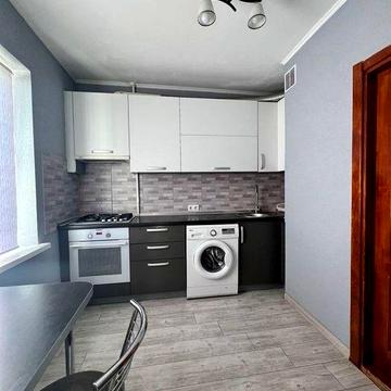 1-кімнатна р-н 12 школа,з ремонтом. Утеплений будинок, новий ліфт