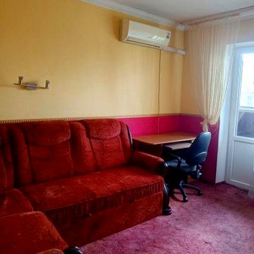 Здається 1 кімнатна кв. перепланована в двух кімн. Можно з тваринами.