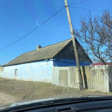 Здається хата з великою ділянкою