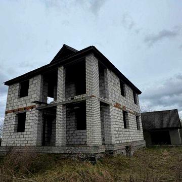 Великий будинок біля лісу та річки