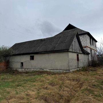 Великий будинок біля лісу та річки