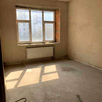 Простора 1 кімн. кв в центрі міста, 2й поверх, є балкон.