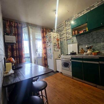 Продаж трикімнатної квартири, тихий центр , жилий стан , меблі