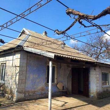 Продам каменный дом в центре Беляевки .