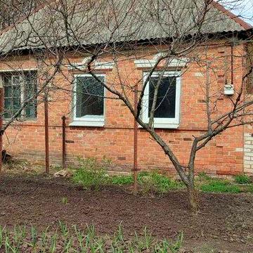 Продам невеликий будинок з газом у Дергачах р-н переїзду.