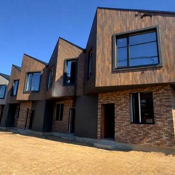 Таунхаус у центрі Бучі з центральними комунікаціями та Газом