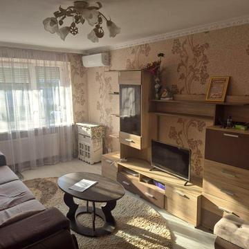 Здається 3 кімнатна на термін один  два місяці.