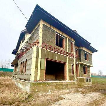 Продам будинок 730 кв.м. Двоповерховий. Деснянський район, котеджне містечко закритого типу.