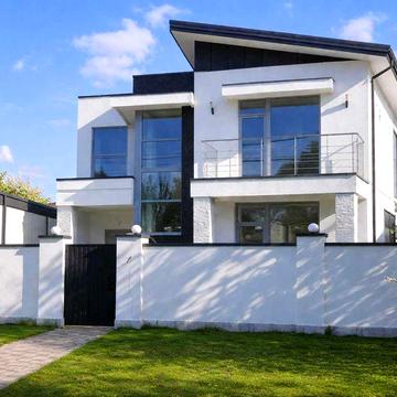 Сучасний будинок у стилі хай-тек з панорамними вікнамию на 13 сотках