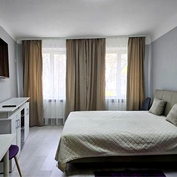 ПЕРША ЗДАЧА! ЦЕНТР! Здам 1 кімнатну, НОВІ МЕБЛІ і ТЕХНІКА, паркомісце!