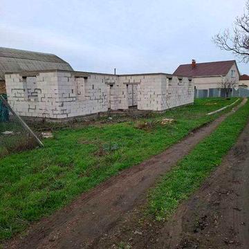 Велика Балка, Нерубайська ТГ, цетр села вул.Ярова, недобудована коробка з 10 сотками