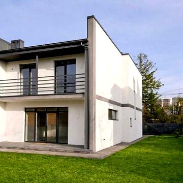 Особняк поруч з озером. Зданий