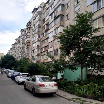 3 ср. метро Лівобережна, вул. Шептицького 24.