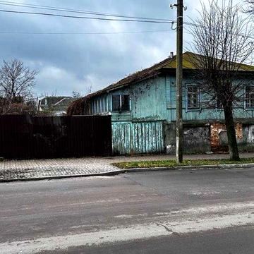Продам або обміняю на авто, будинок із земельною ділянкою у м. Глухів, у центрі міста.