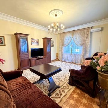 Продам простору 2к квартиру в центрі міста, сталінка з ліфтом