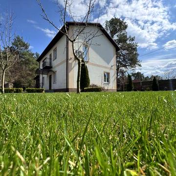 Будинок біля лісу