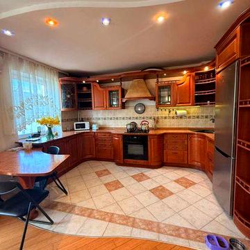 Сдам на длительный срок 3 комнатную со студией квартиру