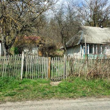 Будинок  з надвірними спорудами на земельній ділянці 0,15 га